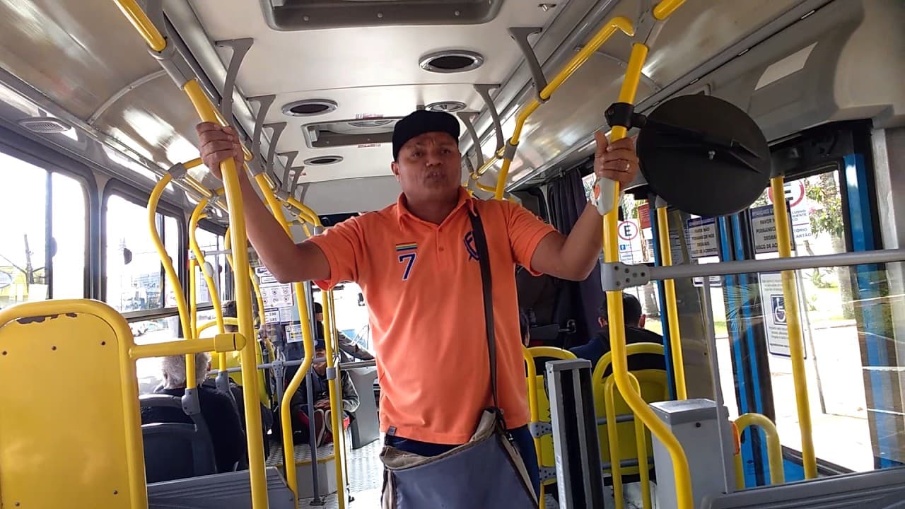 Ailton levando testemunho